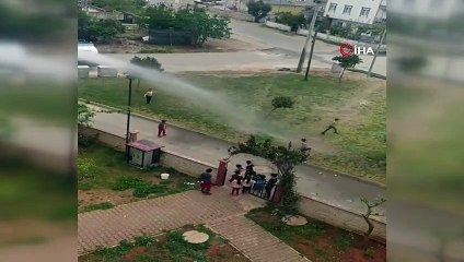 Sıcaktan bunalan çocuklar arazözden çıkan tazyikli suyla serinledi