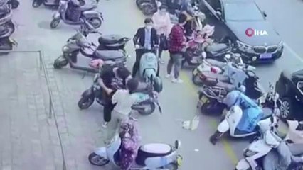 Çantadaki cep telefonu bir anda alev aldı