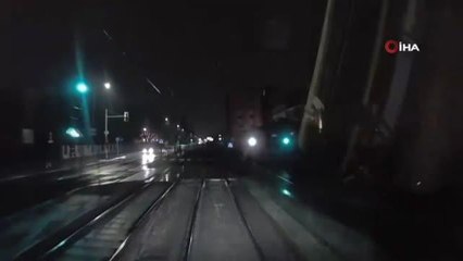Polonya'da genç kadın tramvayın altında kalmaktan son anda kurtuldu
