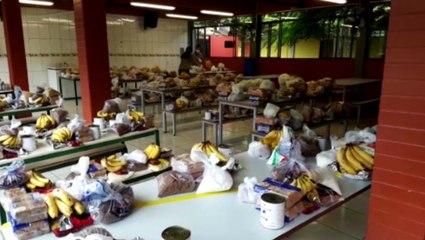 Famílias beneficiadas fazem fila para receber os Kits Merenda distribuídos no Colégio Estadual