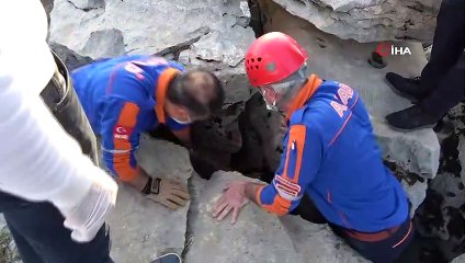 Sıkıştığı kayalıkların arasından kurtarılan yaşlı kadın hastanede hayatını kaybetti