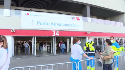 Madrid podría cerrar los centros de vacunación masiva si no llegan más dosis