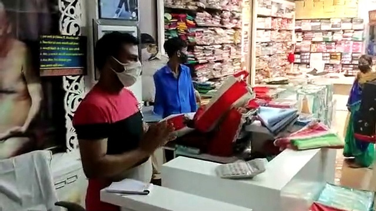 बेपरवाह जनता के कारण बेहाल हो रहा शहर, लाख समझाइश के बाद भी बेख़ौफ़ घूम रहे लोग, कपड़ा मार्केट में लोगो को पुलिस ने दुकान से बाहर निकाला