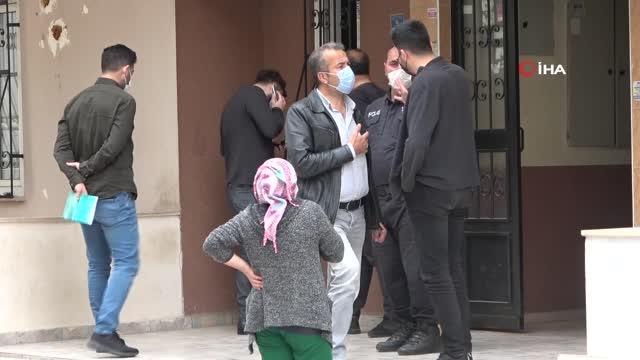 Bunalıma girdi, kendisine bıçakla zarar verdi...Kendisini eve kilitleyen öfkeli adam için polis seferber oldu