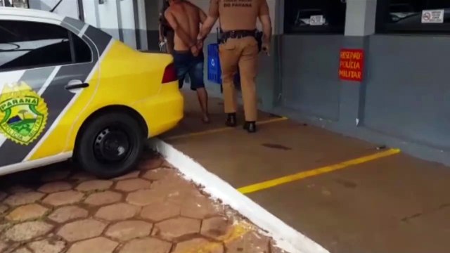 Homem invade obra e é flagrado por trabalhadores mexendo pertences, em tentativa de furto