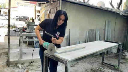 Mermer ustası kadın, kocasından öğrendiği mezar taşı işini kendi sürdürüyor