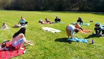 Elif propose des séances de yoga parents/enfants dans le parc du Château des Ravalet - avril 2021