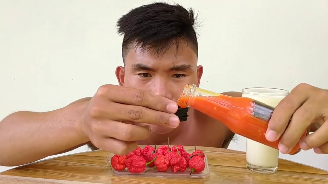 Mukbang Carolina Reapers in 1 Minute (World Hottest Chili)