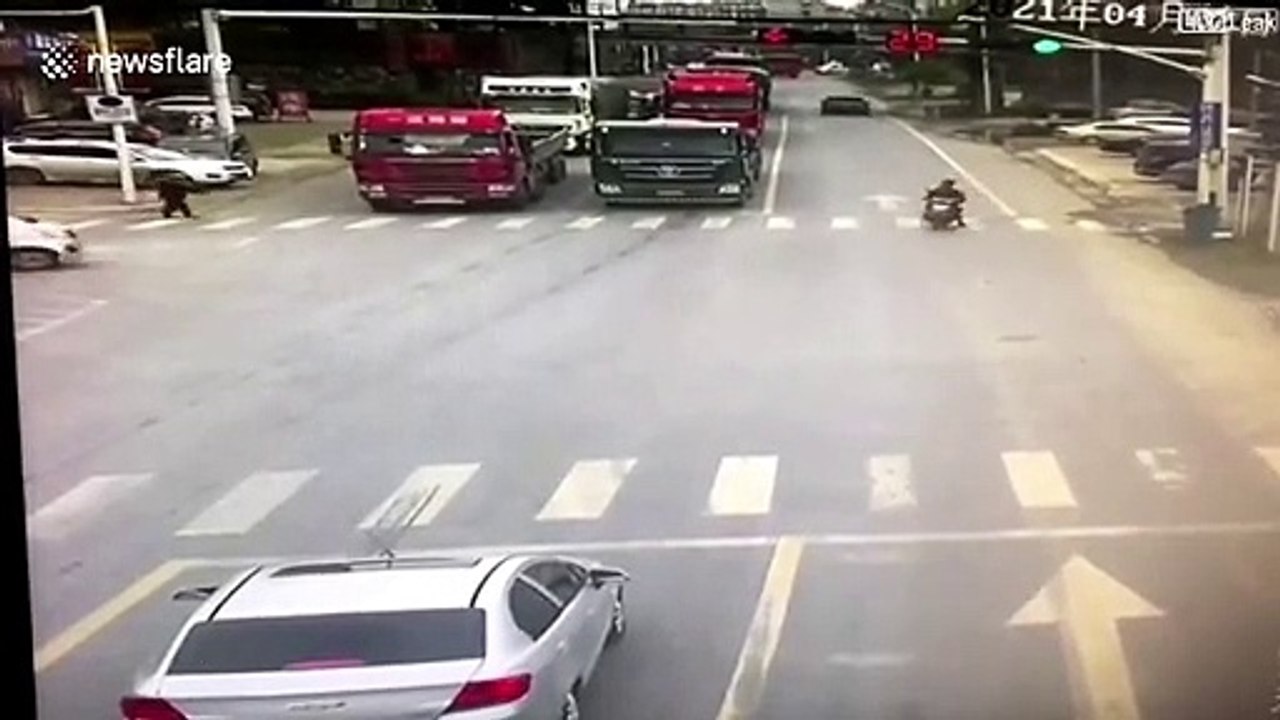 Ce papy va avoir beaucoup de chance en traversant