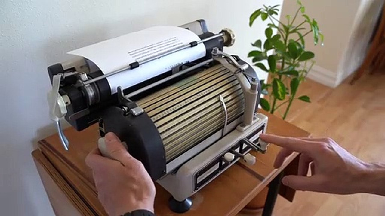 Cette machine à écrire japonaise toshiba-bw-2112 est impressionnante