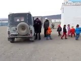 Bus scolaire en Mongolie... Un simple 4x4 et beaucoup d'enfants