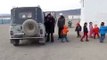 Bus scolaire en Mongolie... Un simple 4x4 et beaucoup d'enfants