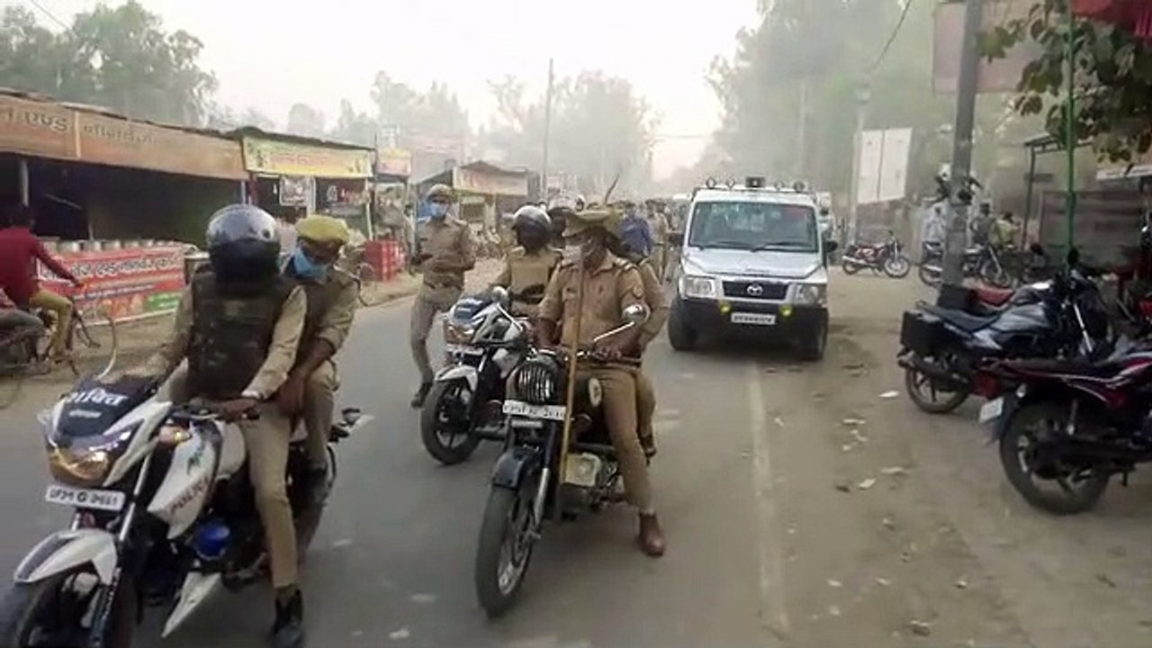 एसडीएम और सीओ ने किया फ्लैग मार्च