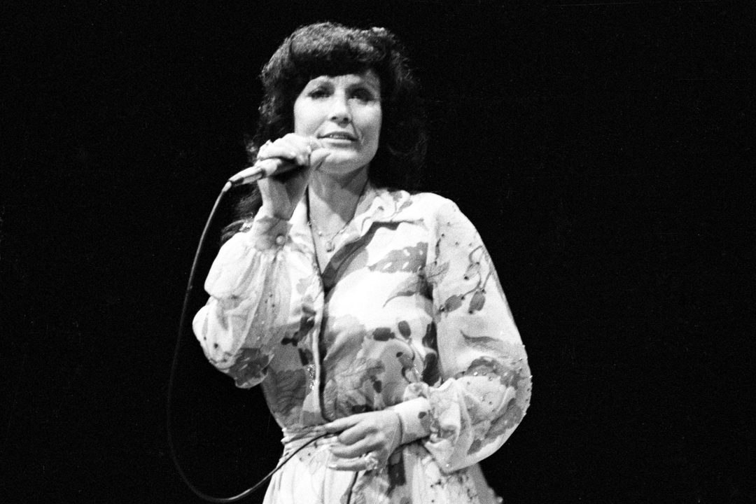 Watch Loretta Lynn Perform "Coal Miner's Daughter" on The Johnny Cash Show in 1971