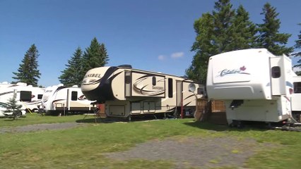 TOPO - Lutte à trois à la mairie de Caraquet