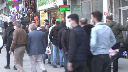 Ucuz baklava virüsü unutturdu, sosyal mesafe hiçe sayıldı