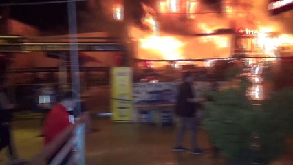 Bursa'da tarihi antikacı dükkanındaki yangında büyük kavga böyle görüntülendi