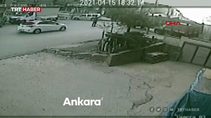 Düşen sunta yığınının altında kalmaktan son anda kurtuldular