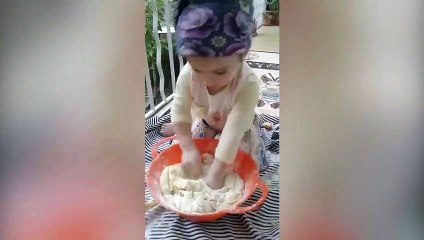 Hamur yoğuran sevimli ufaklığın görüntüleri tıklanma rekorları kırdı