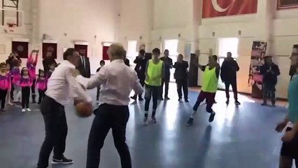 Ünlü basketbolcu, Bakan Aşkın Bak'a meydan okudu