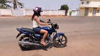 Josinha aprendendo andar de moto