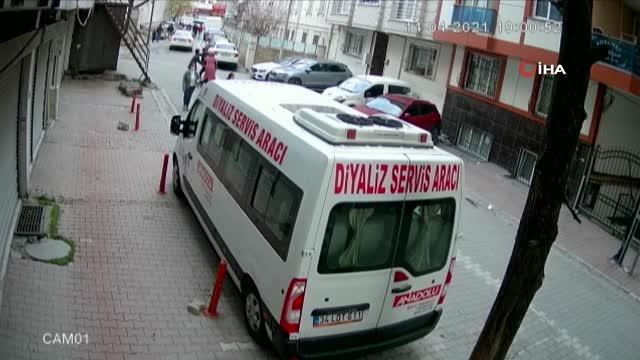 Karısını takip eden tacizciyi sokak ortasında evire çevire dövdü! Öfkeli kocanın dayağı kamerada
