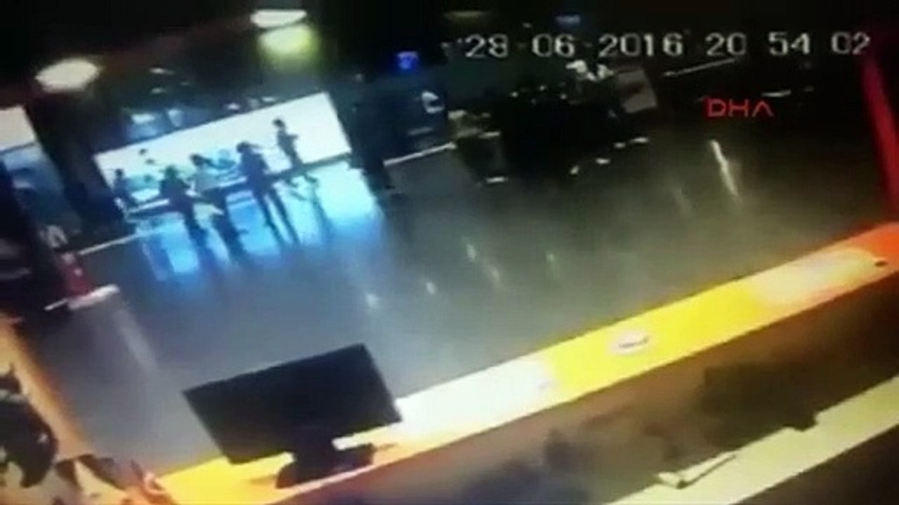 IMAGES VIOLENTES - Aéroport d'Istanbul : les premières images des attentats