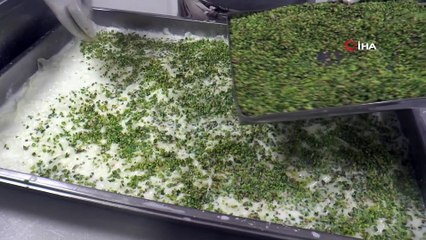 Güllaç ustalarının yoğun mesaisi