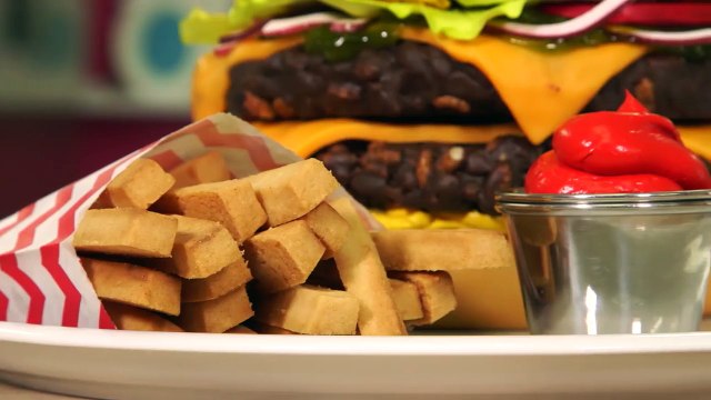 How To Make A Giant Cheeseburger & Fries Out Of Cake | Yolanda Gampp | How To Cake It