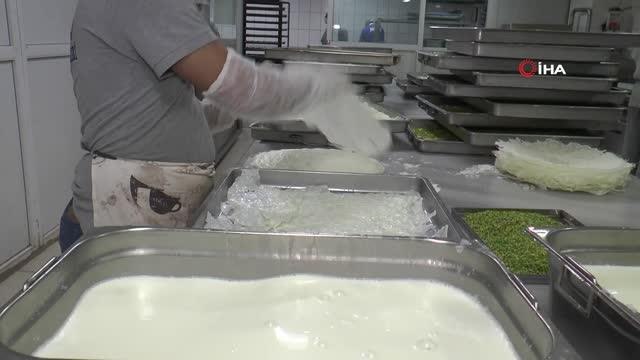 Güllaç ustalarının yoğun mesaisi