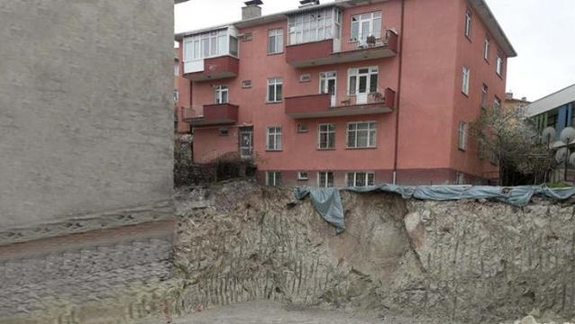 Temelinde toprak kayması oluşan Saadet Aparmanı tahliye edildi
