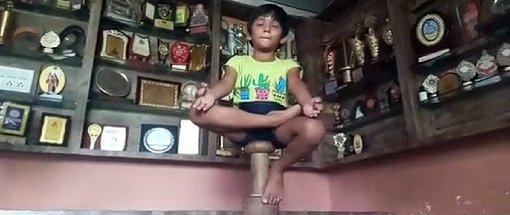 नन्ही बालिका ने लोगों से की कोरोना वैक्सीन लगवा...