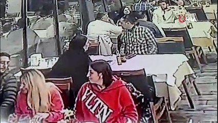 Yemek yerken 27 bin lirasını böyle çaldırdı!