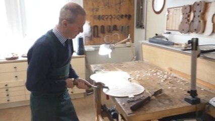 El "arte artesanal" sigue vivo en manos del lutier más antiguo de Europa
