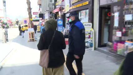 Isparta’da dilenen yaşlı kadın zabıtadan da para istedi