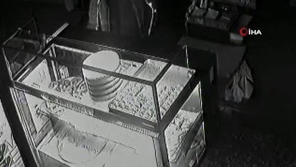 İftardan sonra pastaneden tatlı ve para çalan hırsız kamerada