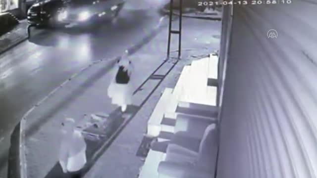 Yürüyen kadının elinden kapkaç yöntemiyle cep telefonunu çalan ve otodan hırsızlık yapan zanlı yakalandı