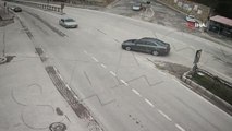 Amasya'da iki otomobilin kafa kafaya çarpıştığı kaza kamerada