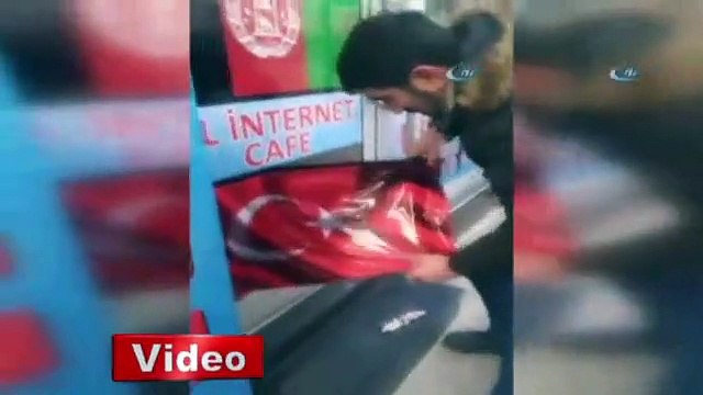 Malatyalı gencin gösterdiği bayrak hassasiyeti duygulandırdı