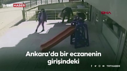 Bebek arabasını yola düşmekten son anda kurtardı