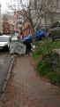 İstanbul'da yaşlı bir yurttaş çöpte yemek ararken görüntülendi: Polis görse ceza mı kesecek?