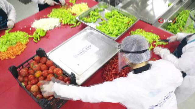 Aydın Büyükşehir Belediyesi her gün 25 bin vatandaşa sıcak yemek ulaştırıyor