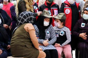 Son dakika! Şehidin kızı hem kendisine hem de annesine babasının şapkasını taktı