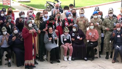 Şehidin kızı hem kendisine hem de annesine babasının şapkasını taktı