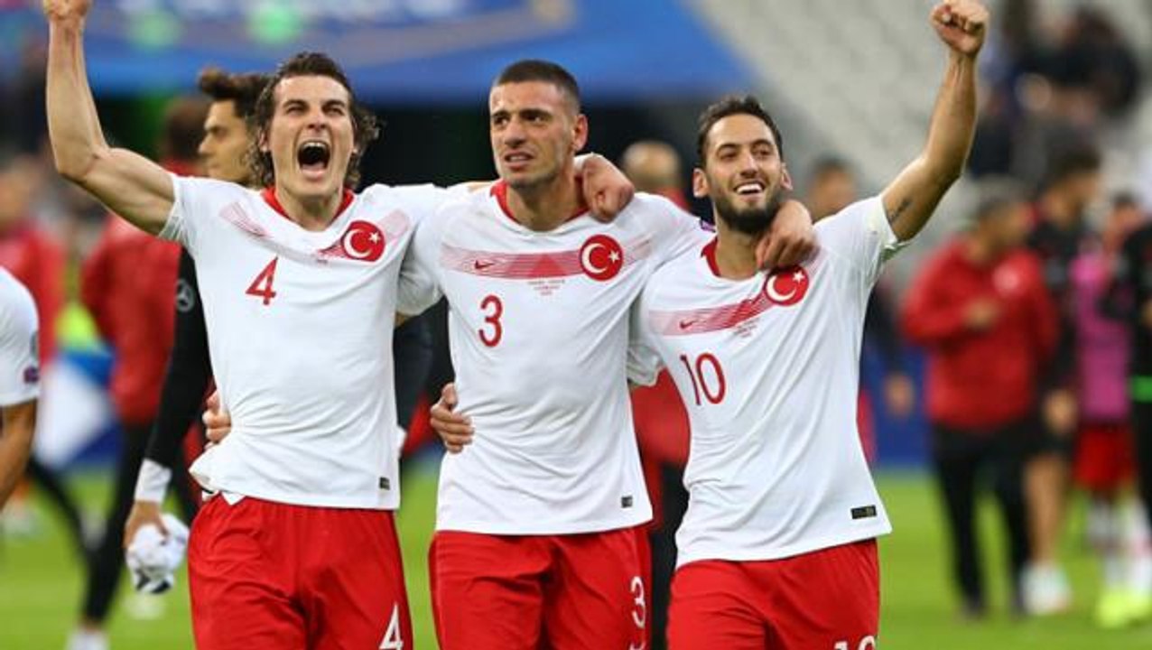 Milli futbolcu Hakan Çalhanoğlu'nun, PSG ile anlaştığı ortaya çıktı