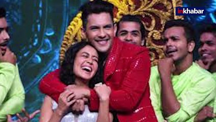 Aditya Narayan के साथ डांस करते हुए मंच पर गिर गई Neha kakkad, video viral