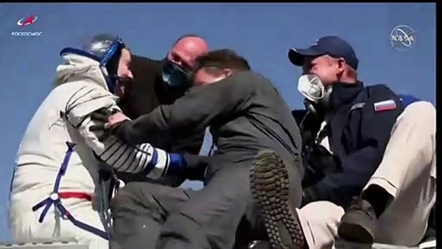 رواد فضاء روسيان وأميركية يعودون من محطة الفضاء الدولية