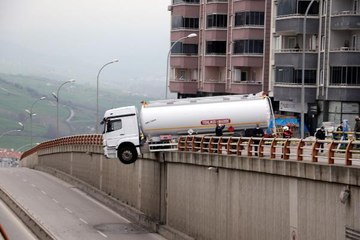 EL FRENİ ÇEKİLMEYEN TANKER ALT GEÇİT KORKULUKLARINDA ASILI KALDI
