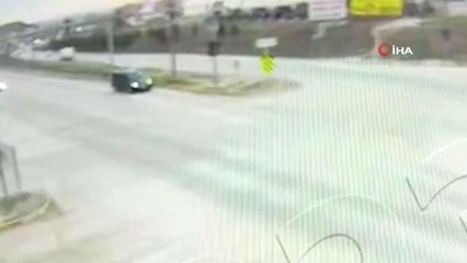 Kırıkkale'de iki otomobilin çarpıştığı kaza kamerada