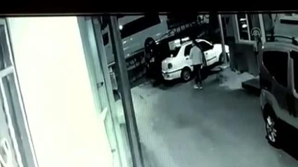 Son dakika: ESKİŞEHİR - Otomobilden hırsızlık güvenlik kamerasına yansıdı